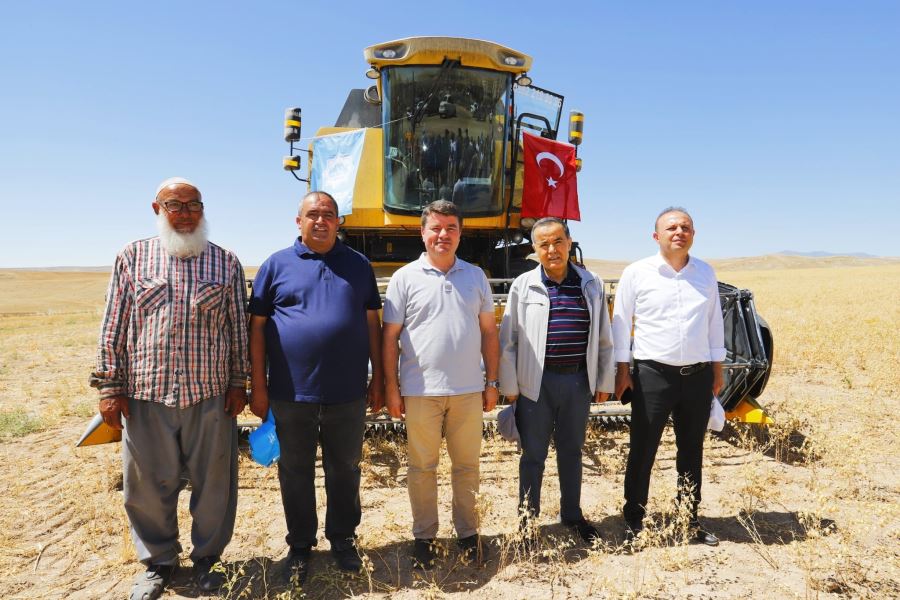 BAŞKAN DİNÇER, “TARLAMIZDAN ÇIKAN NOHUTLAR İHTİYAÇ SAHİPLERİNE DAĞITILACAK”