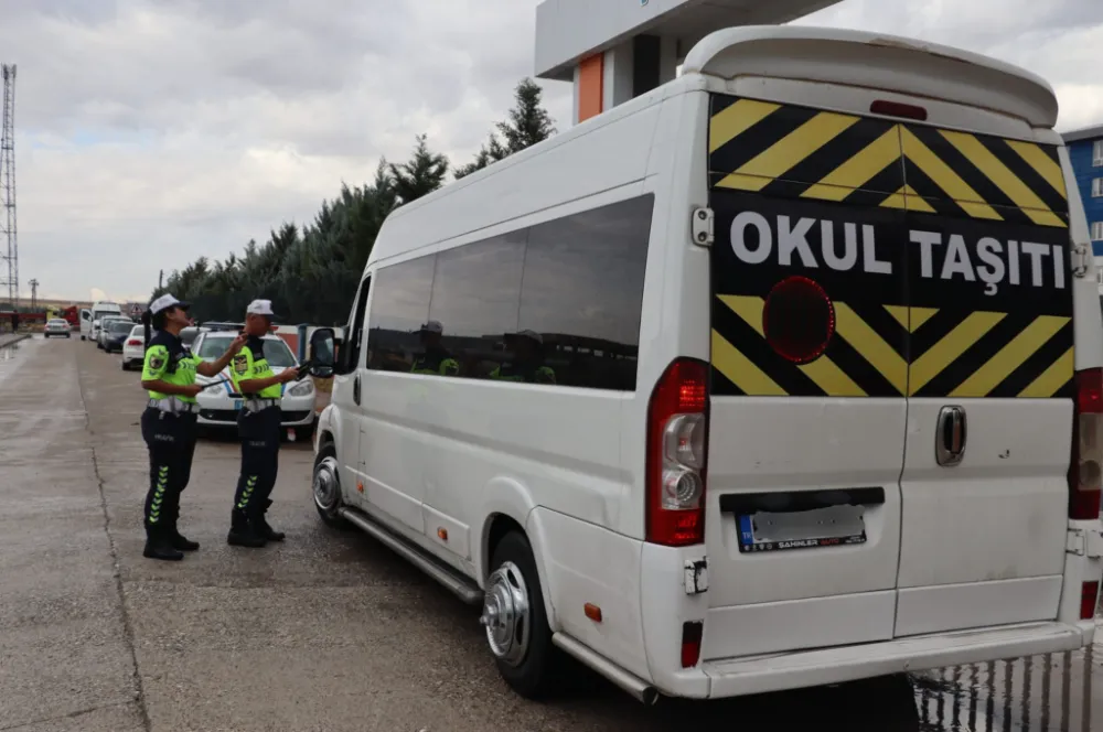 TRAFİK JANDARMA TİMLERİ SERVİSLERİ DENETLEDİ