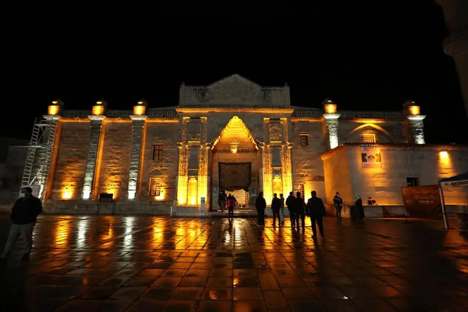 TARİHİ ULU CAMİ ÖNÜNDE GÖNÜLLER SEMA İLE HUZUR BULACAK